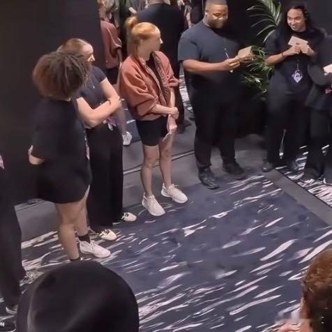 霉霉伴舞分500万？真相反转后更圈粉！前几天刷到外网爆料，说霉霉给伴舞每人