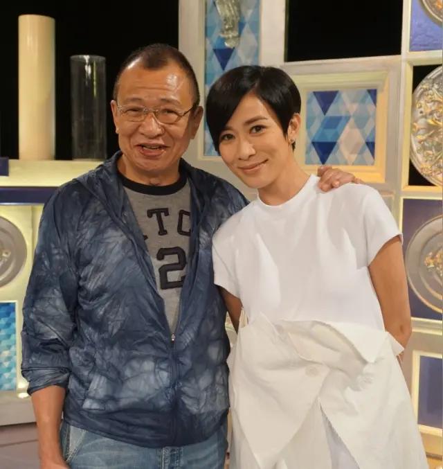 很多TVB艺人都在戏里演过许绍雄的子女，所以戏外大家也都叫他“老爸”。但他真正认