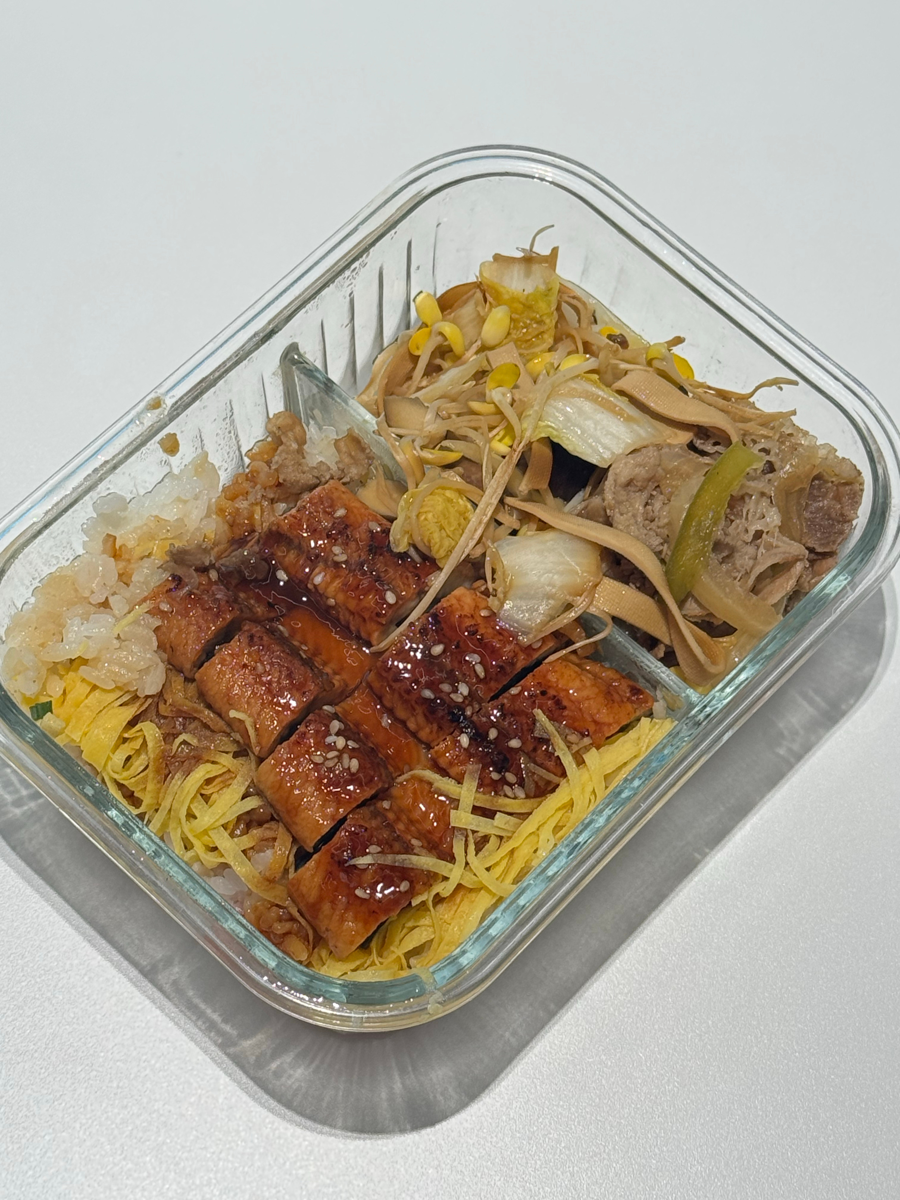 厨神降临之夏：1/捞了昨天公司的盒饭鳗鱼，融合了一下我的晚饭，剩菜剩饭看着蓬荜