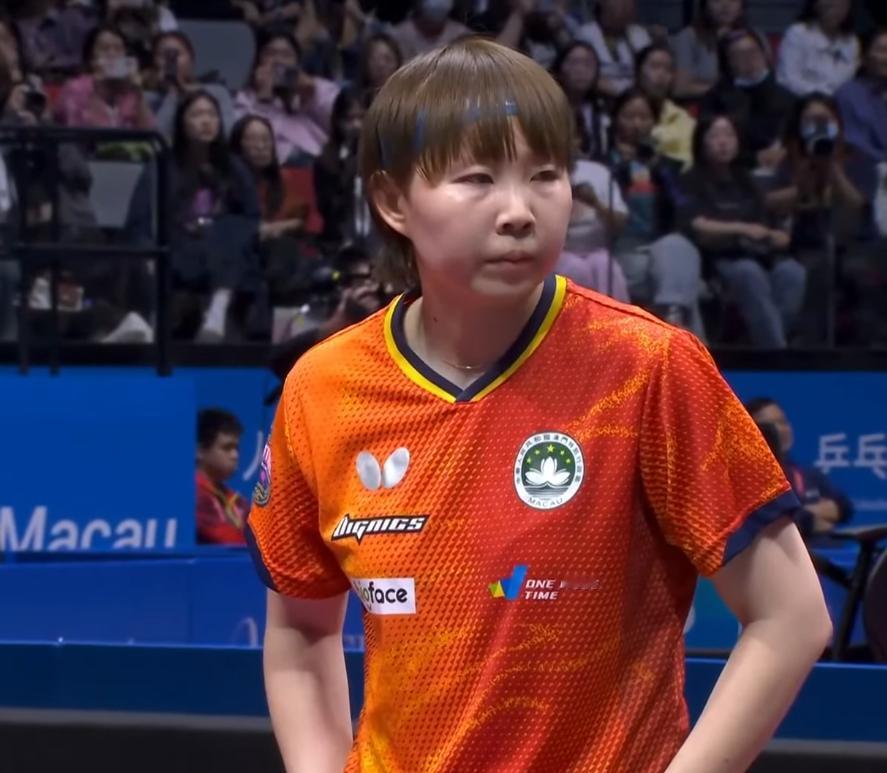 突然发现，王曼昱粉丝的加油声，已经盖过了孙颖莎这边，两边的球台还挨着，互