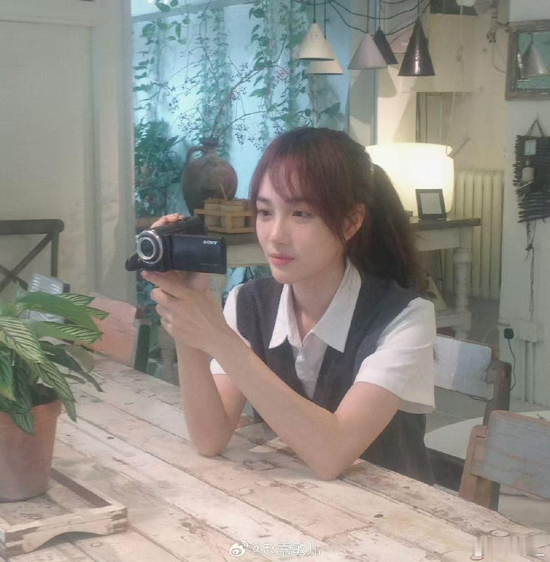 程潇赵嘉敏发小闺蜜勇闯娱乐圈这才是真·闺蜜同行！程潇和赵嘉敏的默契是刻在骨子