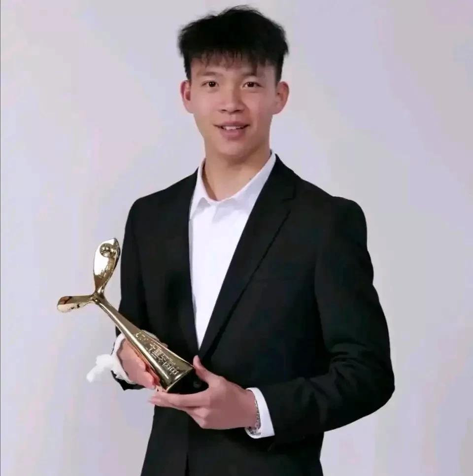蒲公英球员对王玉栋这个肯定是个犯规动作！这个球，犯规的队员根本就没碰到球，而且