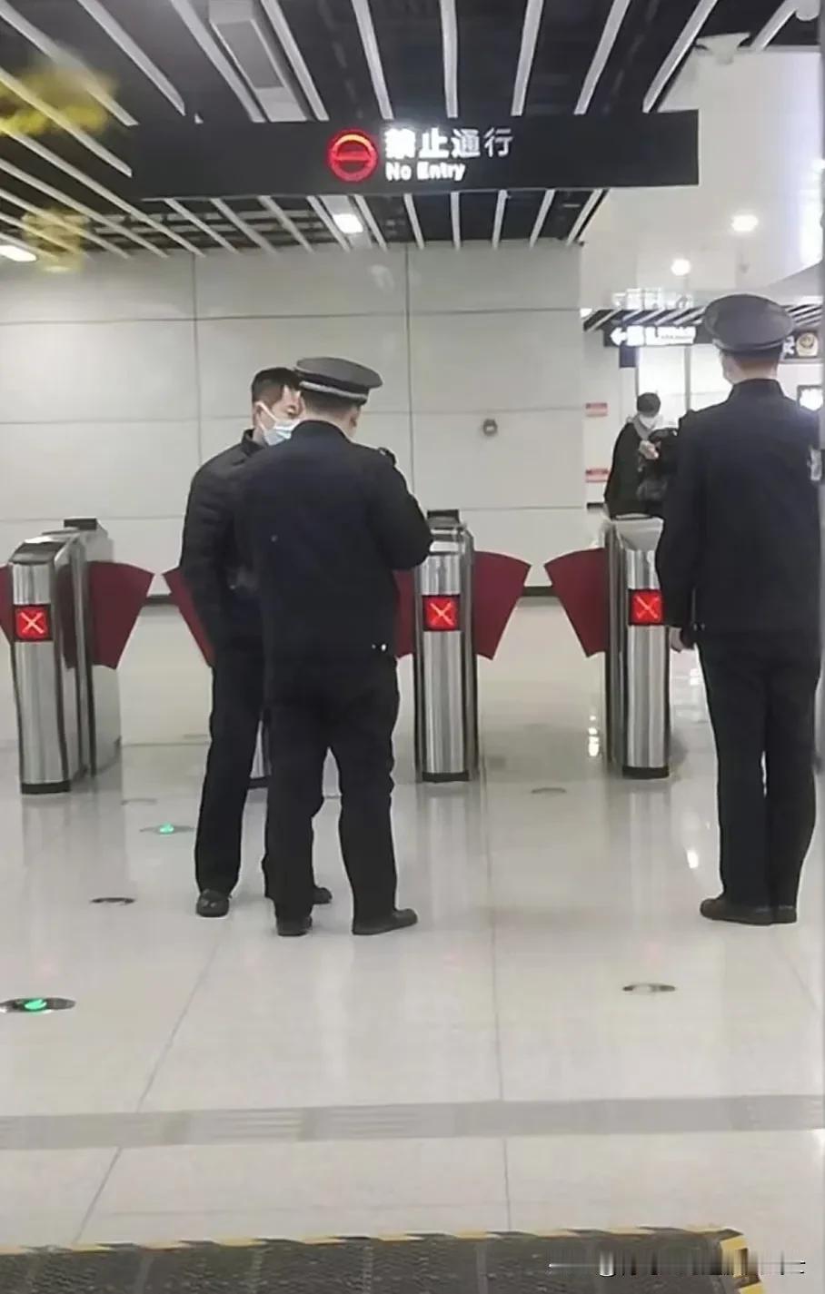 发现没有，今天出青岛地铁的检票口很多稽查人员查乘车卡的，查的最多的就是荣军卡。