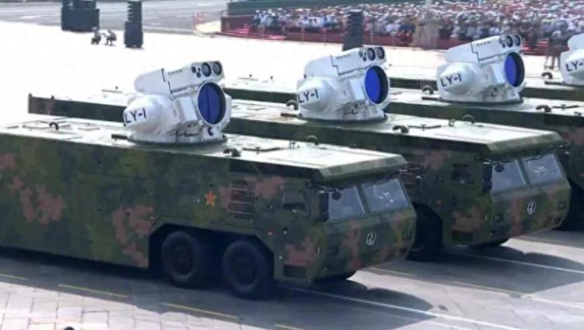 2025年9月3日，北京长安街，一辆外形朴素的车辆缓缓驶过检阅区。白色方舱、深色