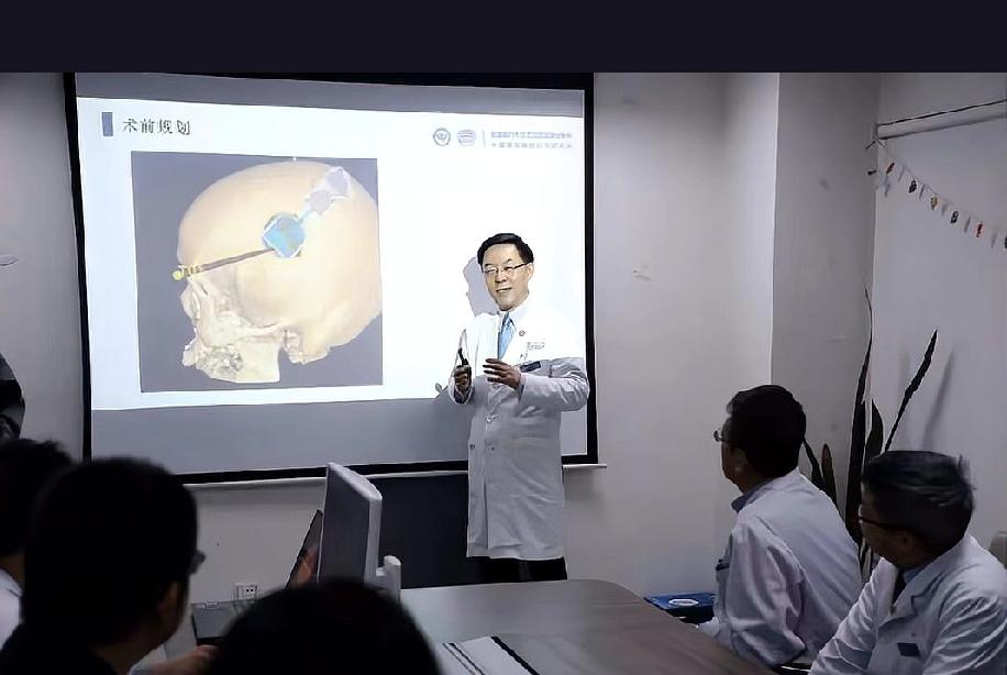 全球首例无线植入式中文脑机接口成功实施，为渐冻症患者重获语言能力带来希望。今年