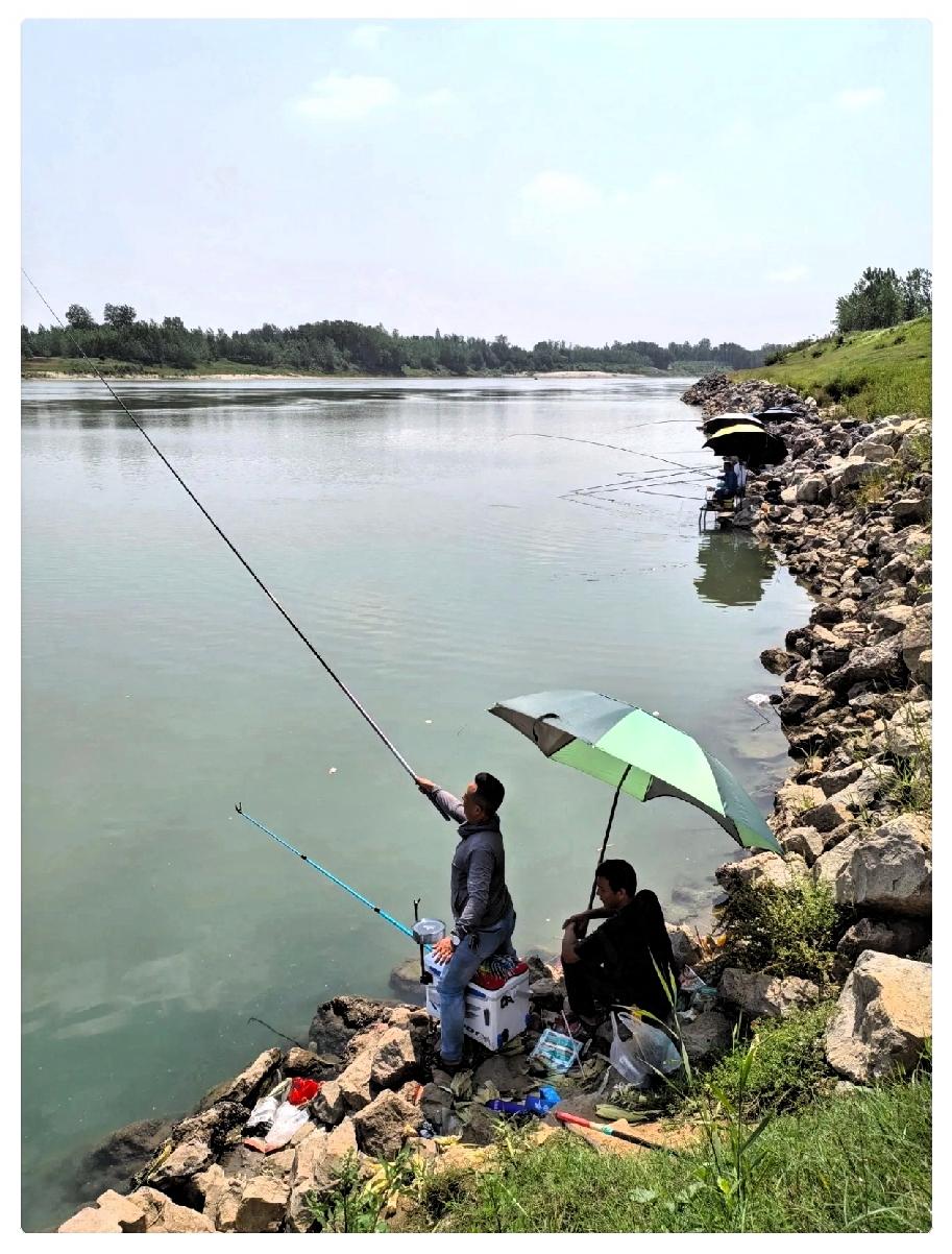 真是服了我家老公了退休刚两个月，班也不上了退休金就2400块。我总担心他