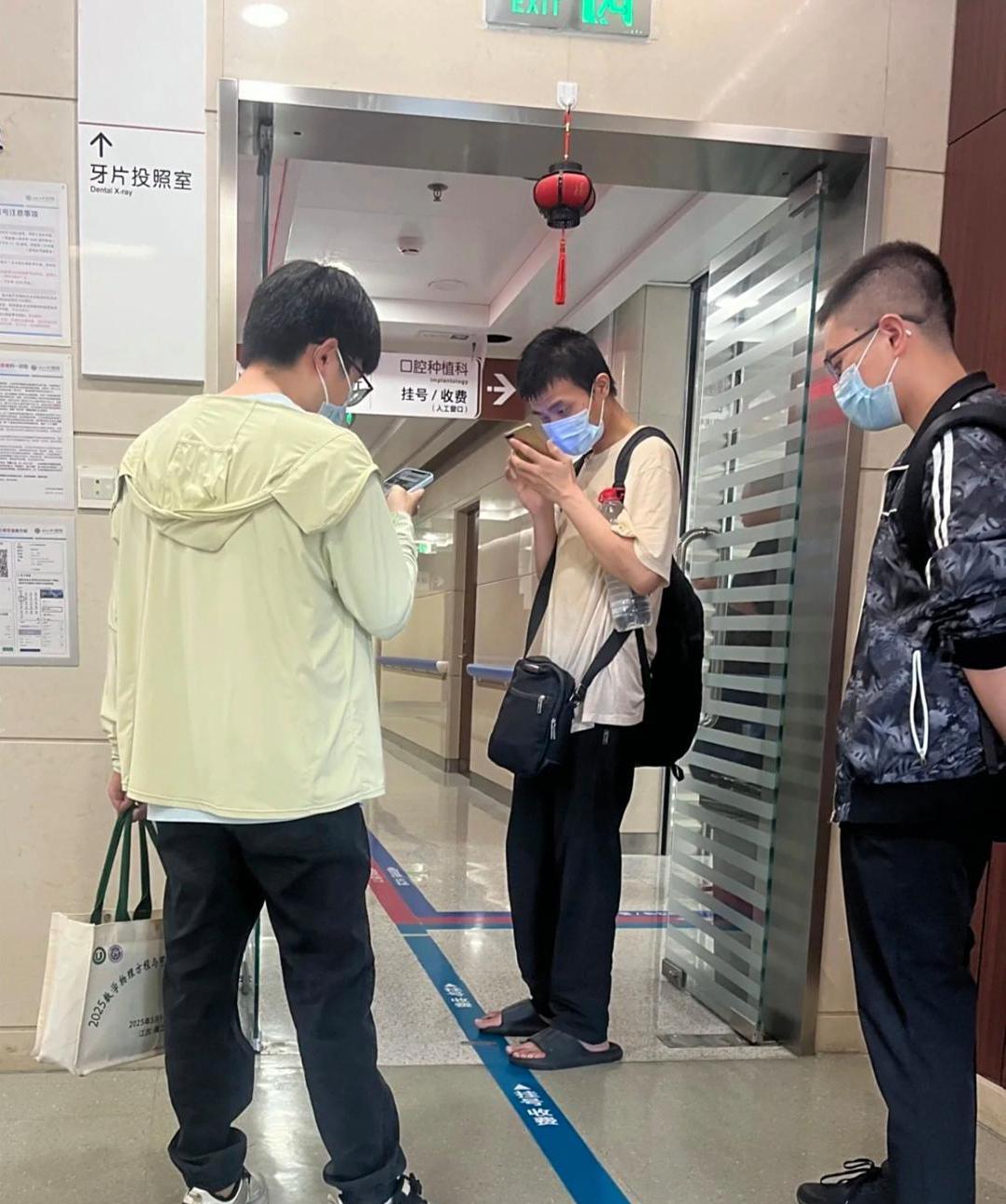 北大韦神低调现身医院去看牙科，穿衣打扮不修边幅，直接穿着拖鞋就来了，非常接地气！