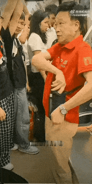 这个红衣大爷之所以敢在地铁上横，是因为欺负的对象是小女孩，好欺负，他唯一失算的，