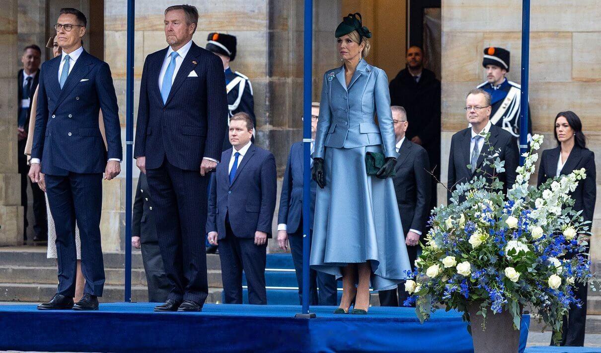 12.11芬兰国事访问荷兰。玛克西玛日间裙子来自natan，夜间礼服来自Cla