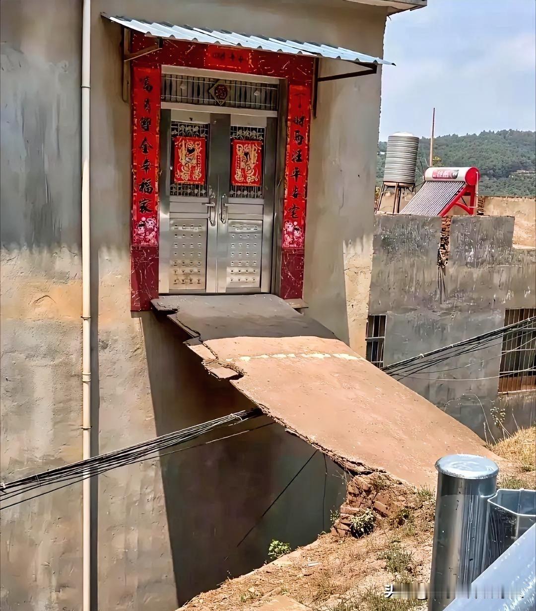 我懂点结构力学，这个过道真是牛逼，钢结构的。