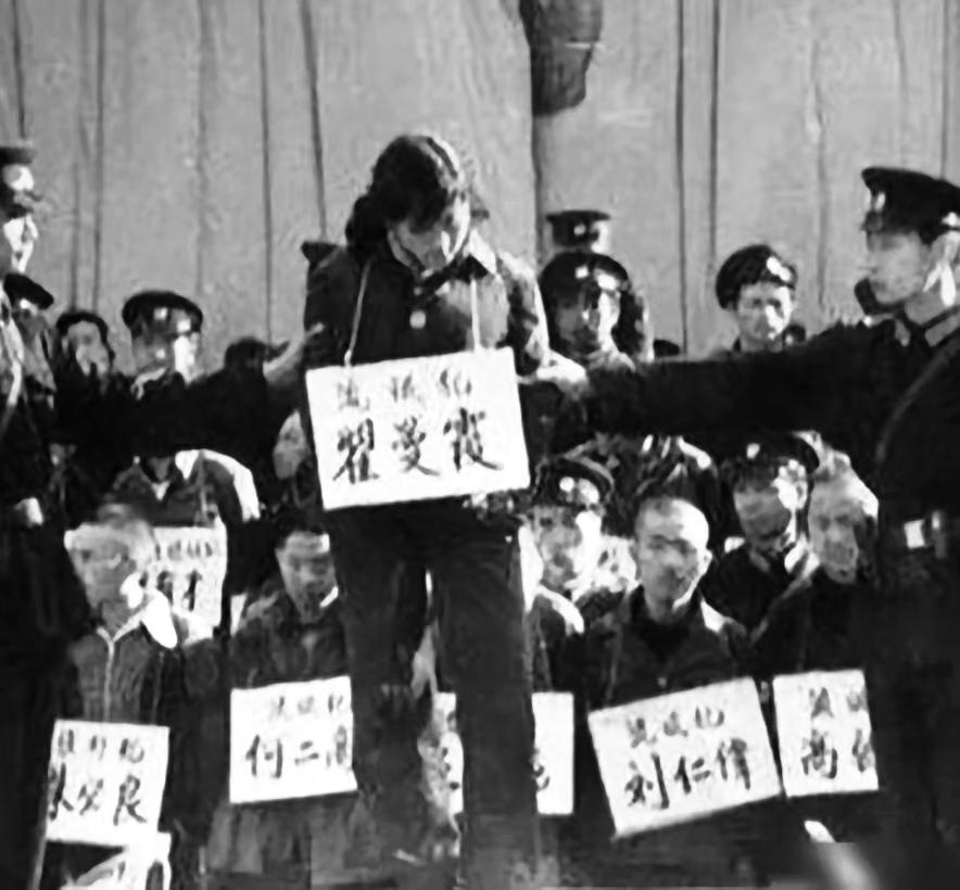 1983年，时髦姑娘翟曼霞热得跳进河里裸泳，被早起阿姨直接报警。一查，好家伙，1
