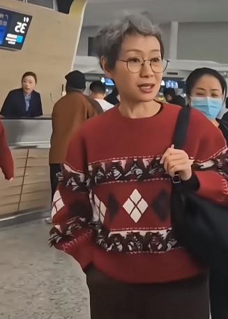 刷到叶童这张机场照，突然懂了什么叫“优雅的老去”。60岁的她，穿着一件酒红色