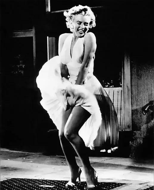 大连的玛丽莲梦露雕像拆掉就对了，看看雕像和照片的区别：照片里的腿是夹紧的，怕走光