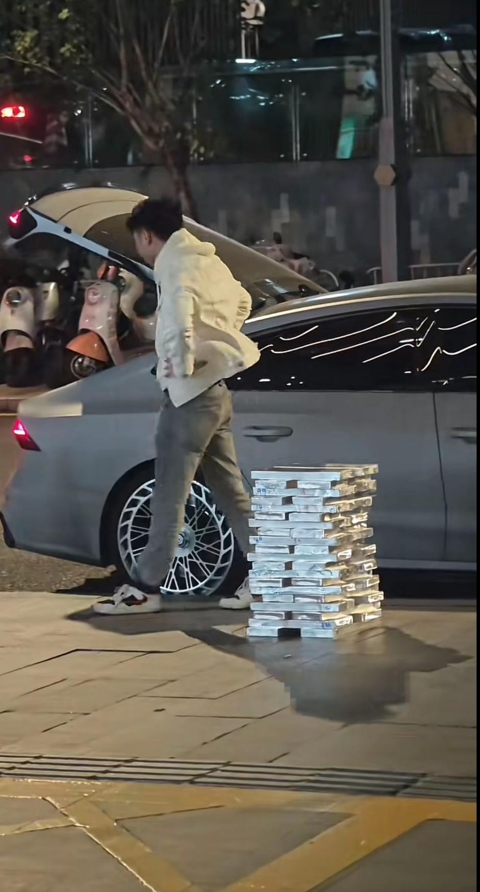 拿了那么多白银实物的人该怎么办？现在抛掉也没有人会去接！前几天大家应该也都刷