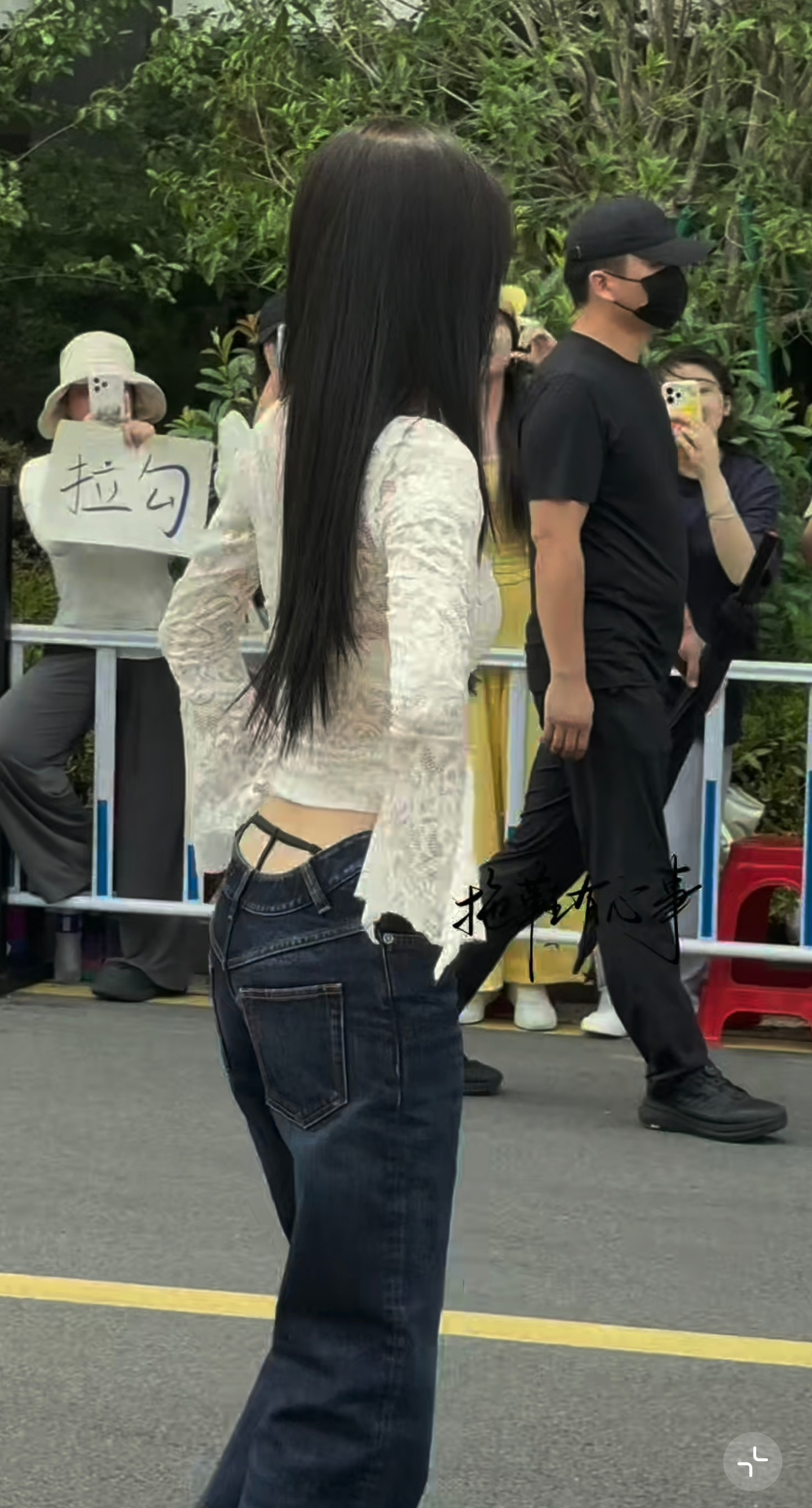念相思妆造廉价感我倒觉得虞书欣这个丁字裤蛮好看的。