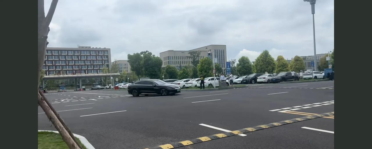 天府机场车辆失控的司机绝对是老司机，过弯完全靠车胎摩擦地面硬过，听着轮胎在地上发