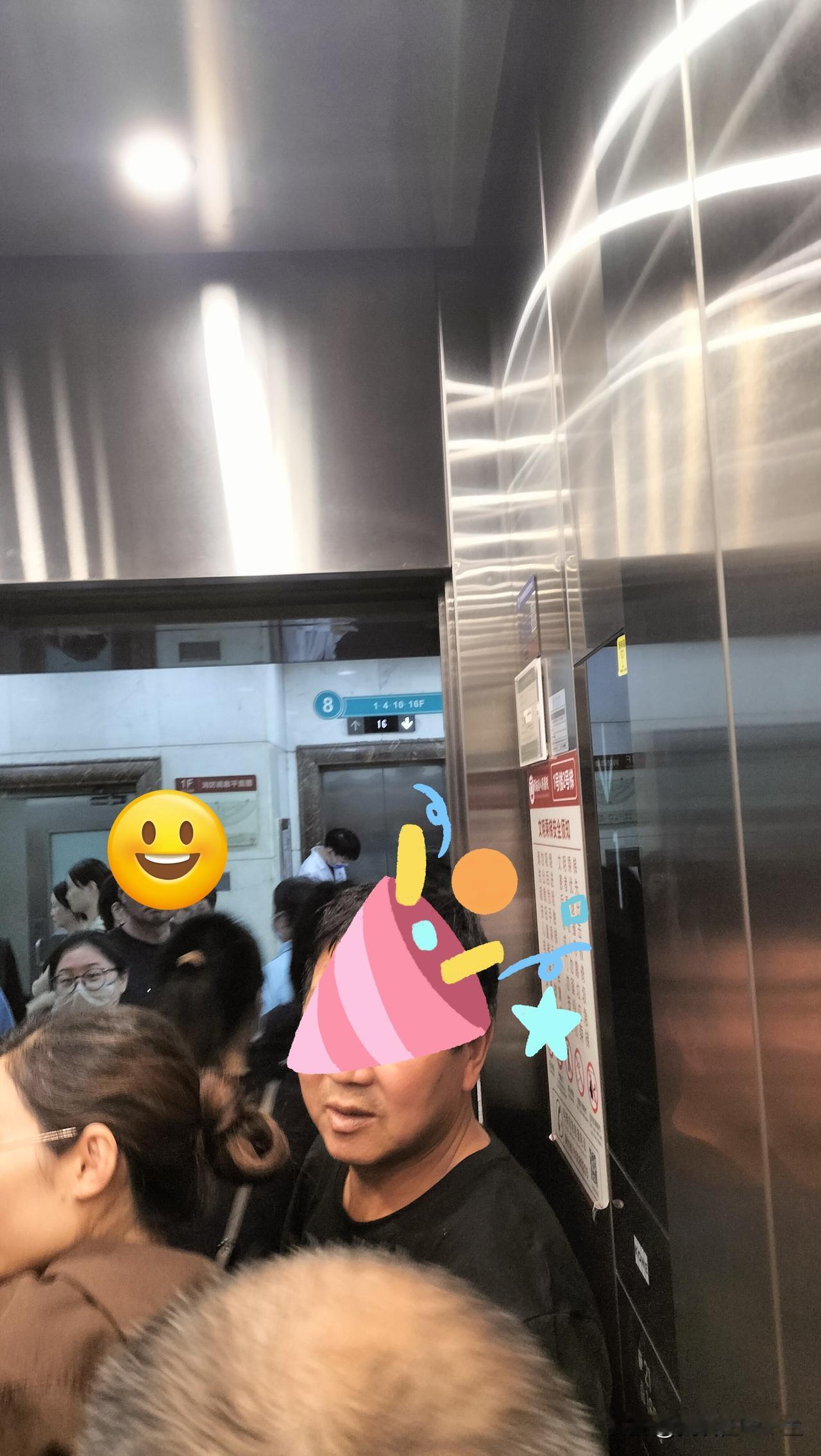 河南省人民医院，上午11点左右，乘坐电梯的人真多。电梯门一开，出去了两三个，