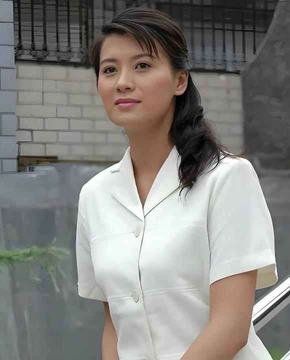 史兰芽1990年凭借《围城》唐晓芙一角爆红，剧中搭档陈道明曾在公开场合称赞她