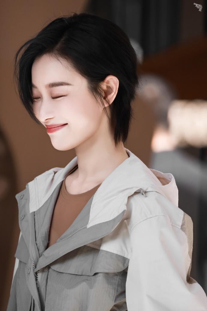 今天倪妮在出席时尚活动的时候搭配的很有潮流时尚之美，气质也非常的出众。倪妮里