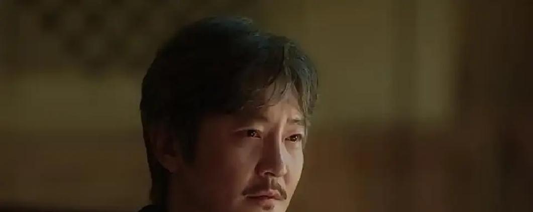 央视镜头抖了一下。对准的是1998年抚顺老厂区家属楼三楼那扇窗。存折密码是结