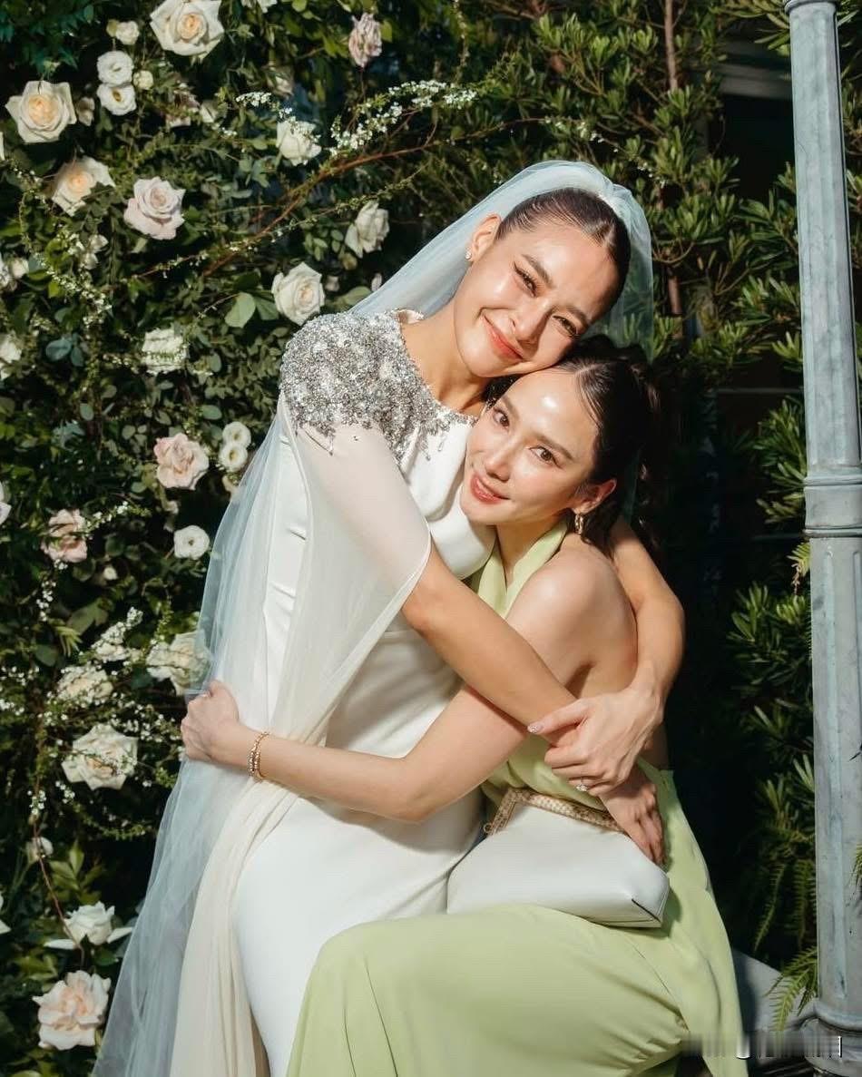 Aump现身Pooklook、Mike的大婚典礼，见证了好闺蜜的人生幸福时刻。。