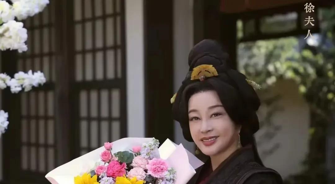 《折腰》的导演做的最正确的决定，不是找来了宋祖儿和刘宇宁，而是找来了刘晓庆。拍