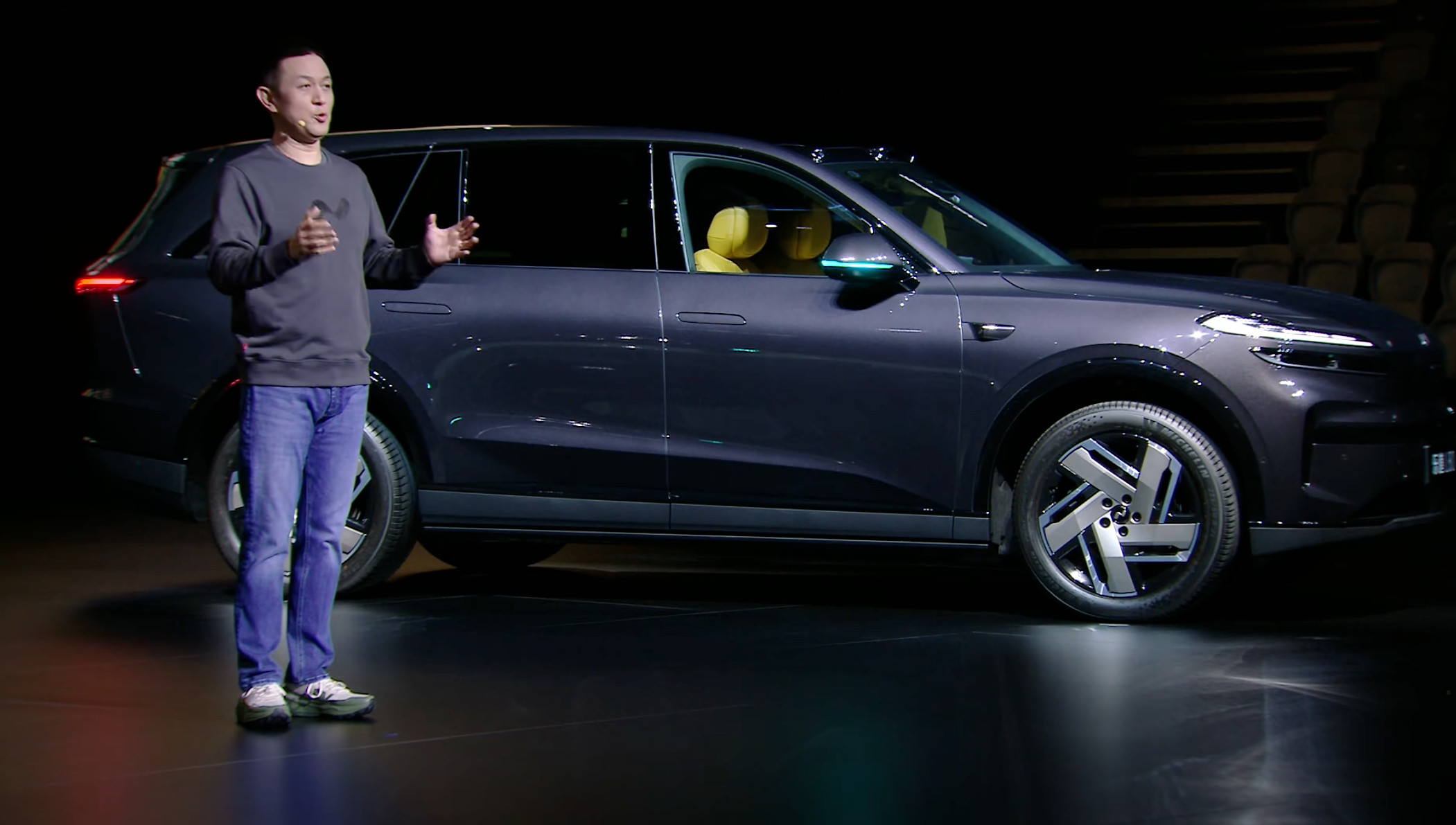 乐道L80是不是蔚来集团第一款发布会点亮小蓝灯的车型？