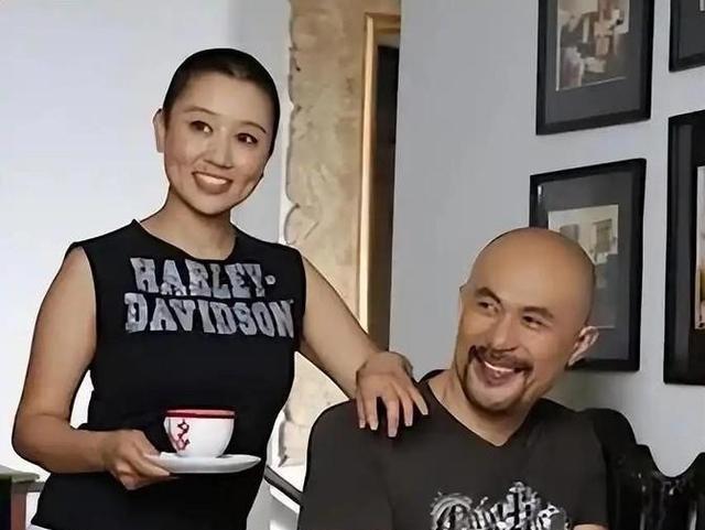 1994年，饰演“鳌拜”的徐锦江到云南拍戏，路过机场的时候，他看到一队女兵，其中