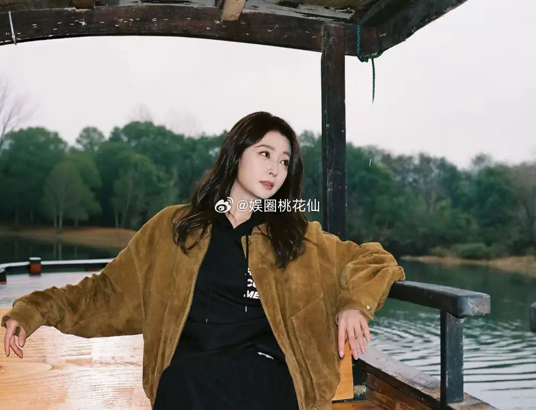 这几年很流行美拉德穿搭，身为潮女的殷桃自然不肯放过了。她上半身穿外套时，下半身没有选择裤子，而是一条