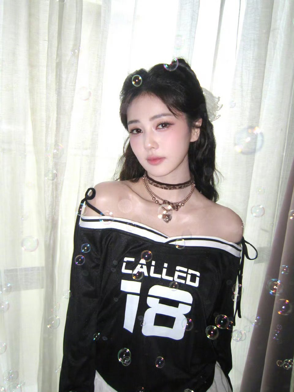 白鹿太拼了，实在怕被其他女明星比下去