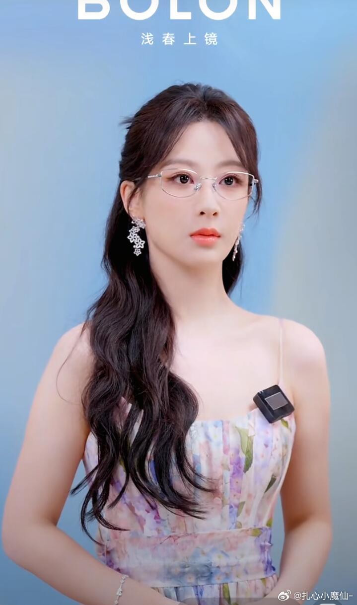 杨紫今日品牌直播视频截图来啦~今天是知性大姐姐呀~[爱心]​​​