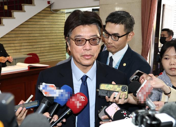 就在刚刚，台“陆委会主委”邱垂正发表严正声明，10月16日，针对大陆国台