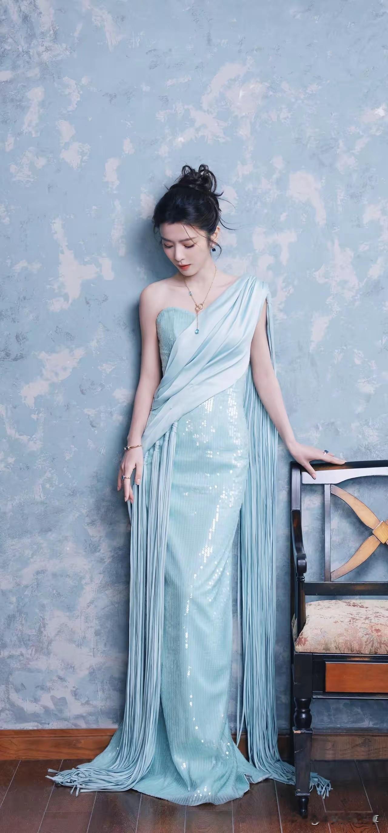 李云霄，越剧一级演员，那身酒红色高领长裙的时尚写真，优雅气质尽显。她的演艺生涯