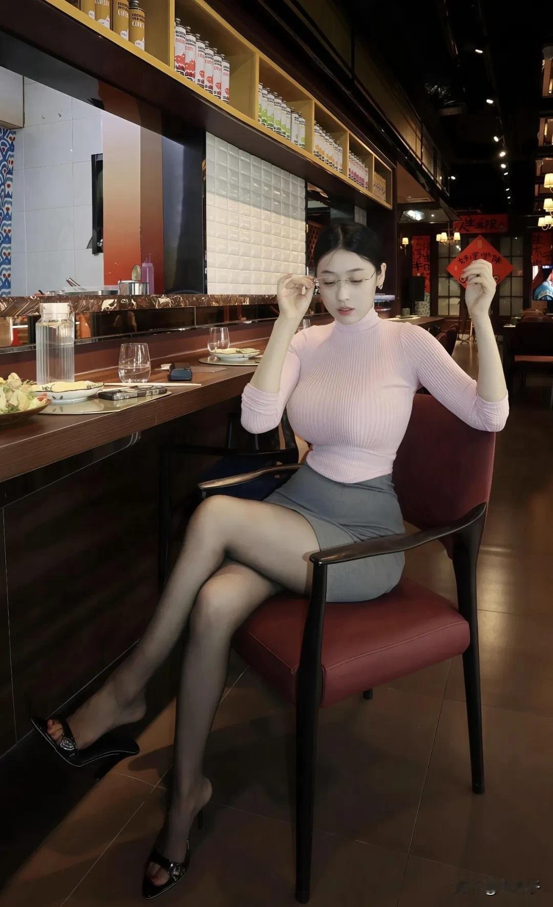 优雅餐厅里，她轻抚眼镜，静享美食时光。。