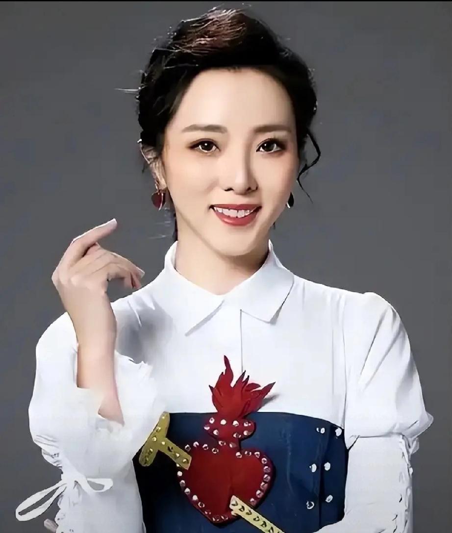 从春晚台柱到县城商演！40岁李思思离职央视2年，近况太真实曾主