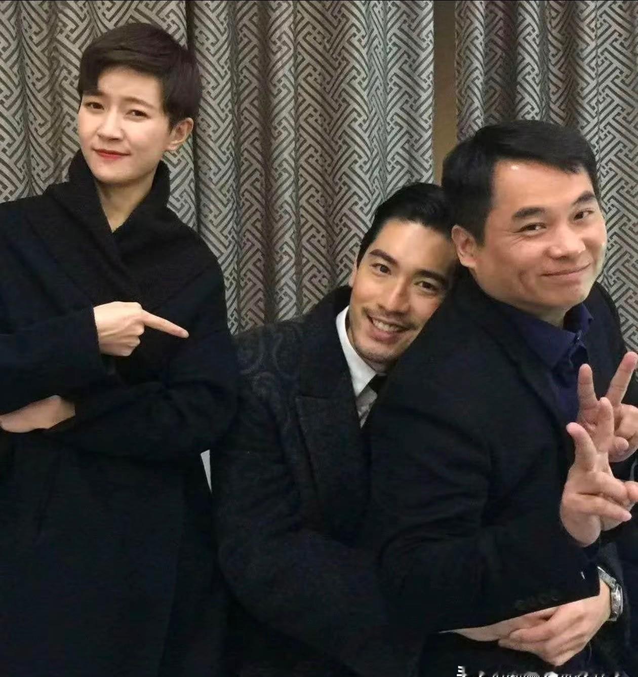 导演凌晨三点打开微博，把“一年可见”关了。十年了，还有人往这部剧里涌。豆瓣8