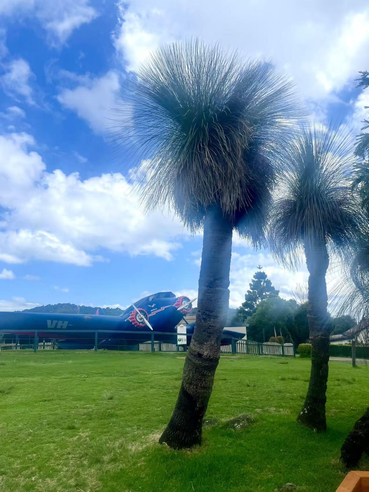 李宗孝：临窗遥思西风吹秋老，木叶满地金。霜寒枯百草，冬吼静虫声。北地