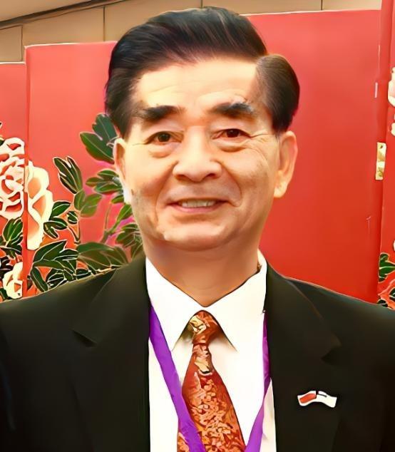 你敢信吗？一个被美国安插在中国潜伏了多年的间谍头子，居然是个天天笑眯眯、热心肠到