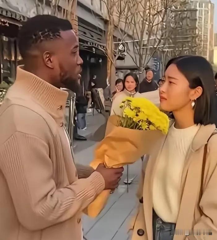 黑人小伙子捧着一大束玫瑰，堵着个中国姑娘就求交往，那架势挺直接。谁料姑娘眼