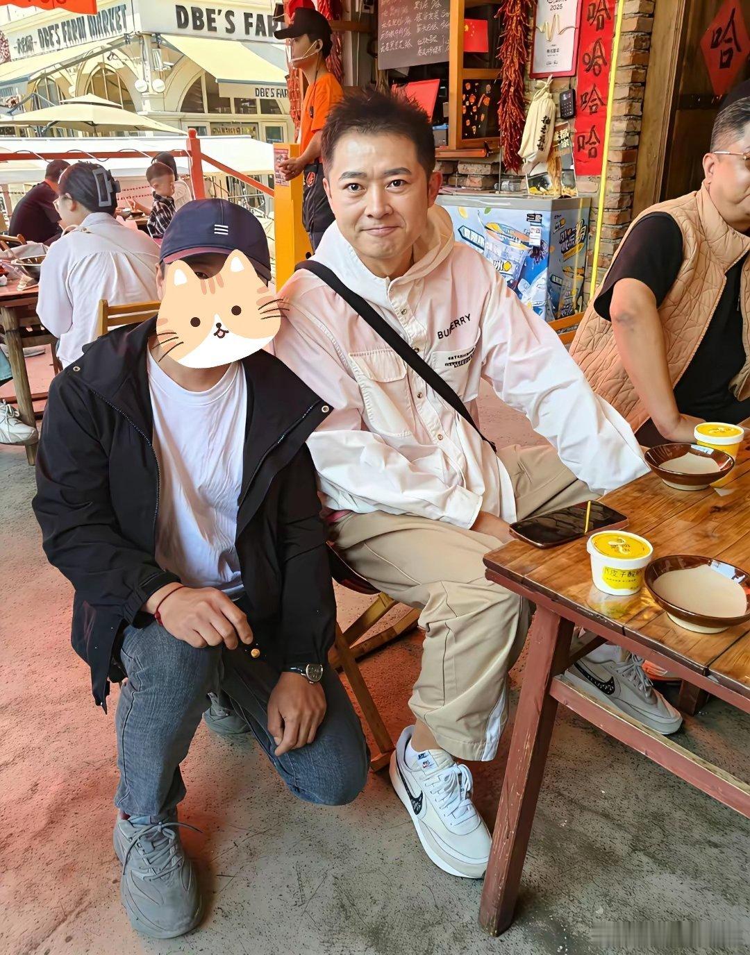 53岁任泉在河南一家餐馆吃午饭被偶遇，他的穿衣打扮年轻时尚，留着一头清爽的短发，
