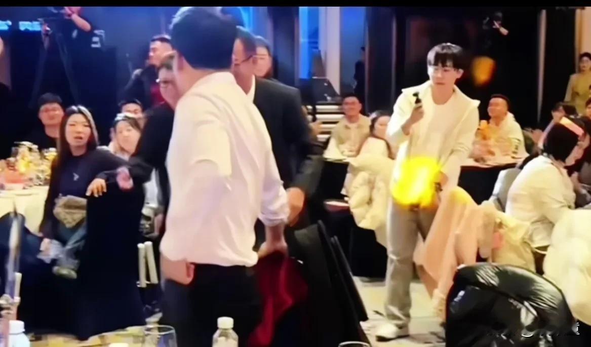 年龄越大，越能看到俞敏洪的好！这次，东方甄选年会上，俞敏洪与员工一起上台唱歌，