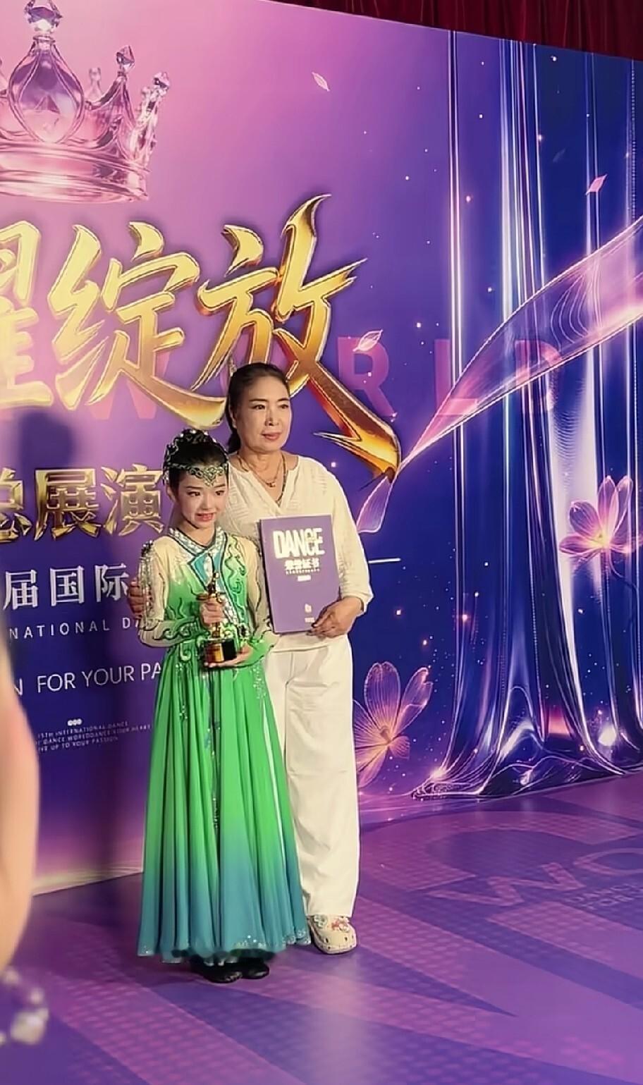 小酒窝：姥姥，你看这奖杯，亮不亮？姥姥：亮，比我腌的糖蒜还亮。我大孙女争气，