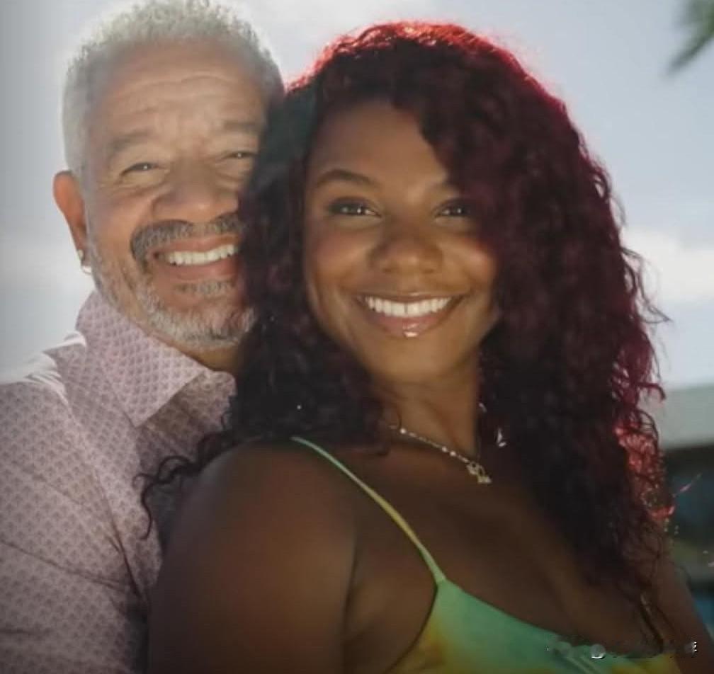 Shalon今年28岁，与74岁的David交往，两人相差46岁。他们的恋情受