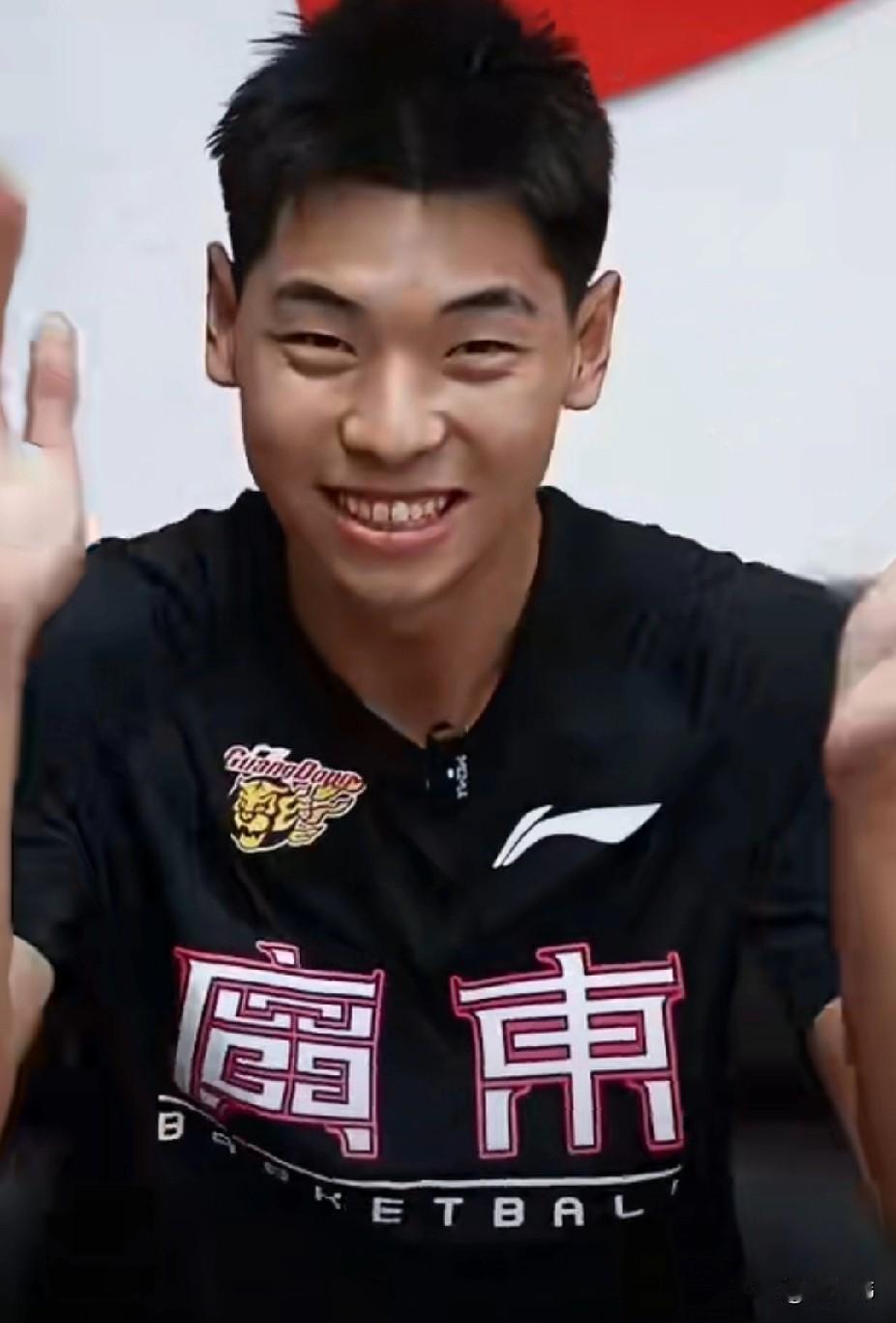 小崔笑了！崔永熙与广东男篮签下4年B类合同，这下广东球迷安心了！签完合同的崔