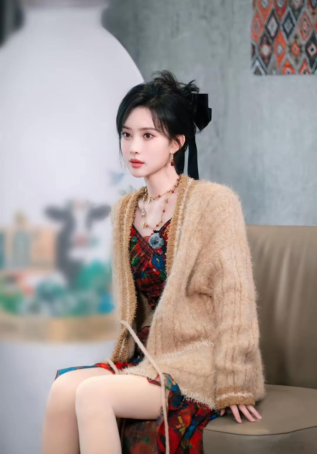 孟子义开心的躲被窝乐坏了不是因为她的演技，甚至比和李昀锐公布恋情还夸张，而是她的