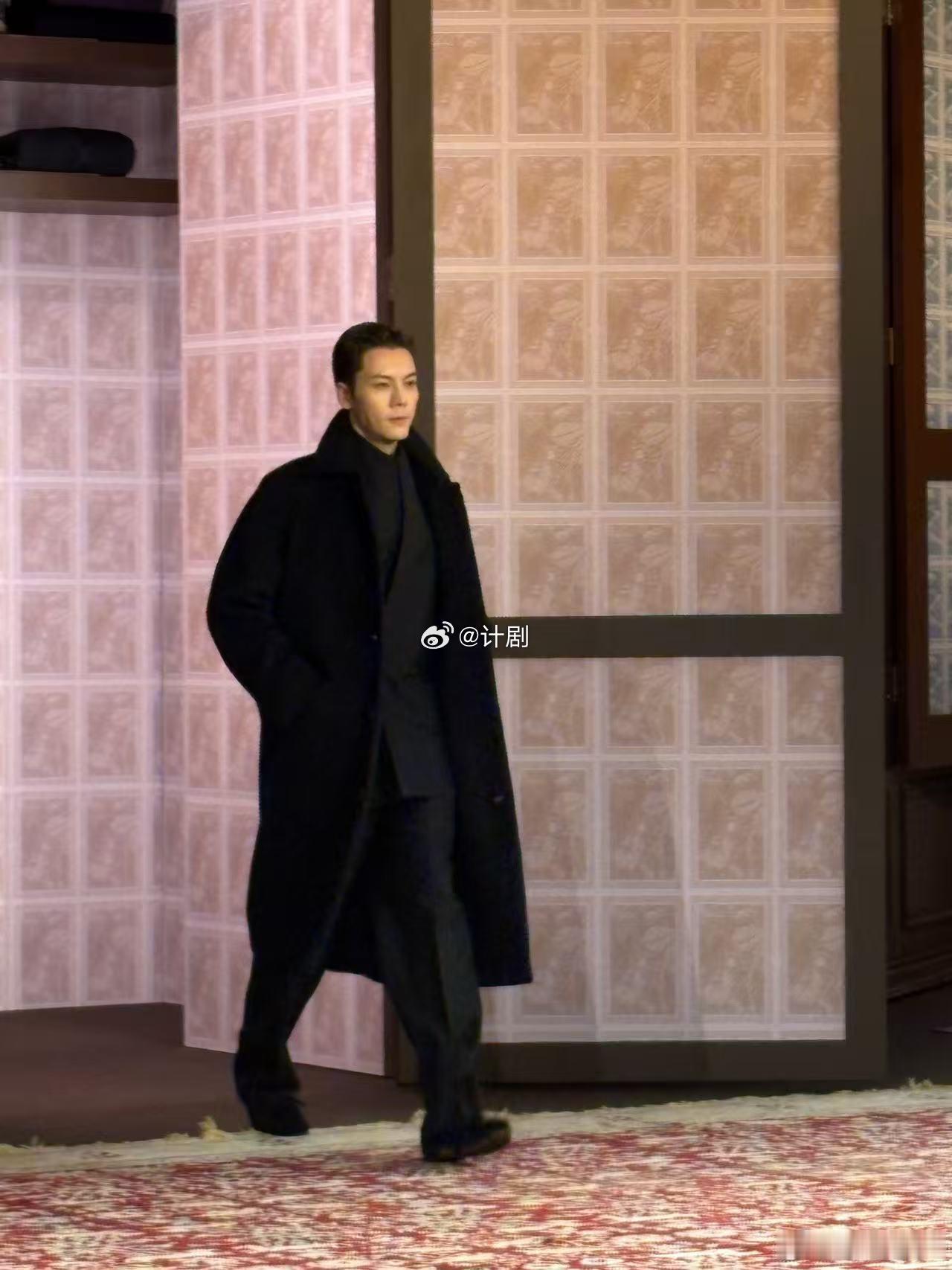 陈伟霆这次完全男模来的从演员到T台模特的身份转换，他完成得相当漂亮。台步稳健，