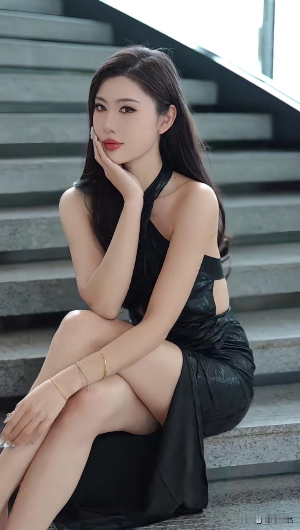 黑裙女神，优雅坐阶，气质满分！👗👠
