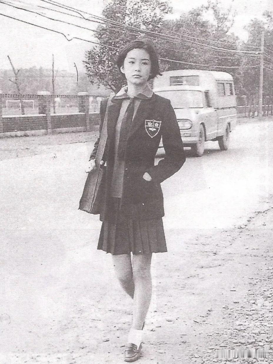 1999年琼瑶接受采访时，罕见说出了心里话。她第一次见到林青霞，对方才十九、二