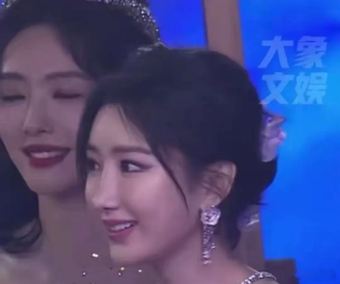 毛晓彤模样再变引热议，网友疑惑其频做医美，叹往昔自然模样亦佳，如今选择耐人寻味。