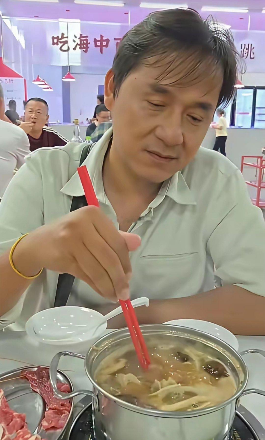 成龙看到后感叹一句：还好我先出道​